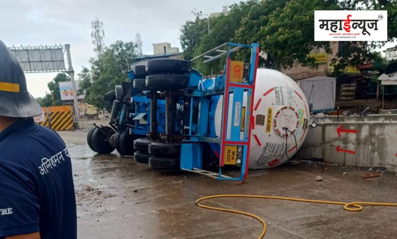 A tanker carrying LPG gas overturned on the Pune-Mumbai highway