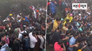 Huge crowd of tourists at Lohgad in Lonavala