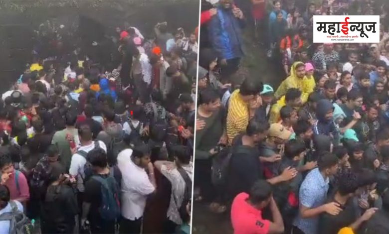 Huge crowd of tourists at Lohgad in Lonavala