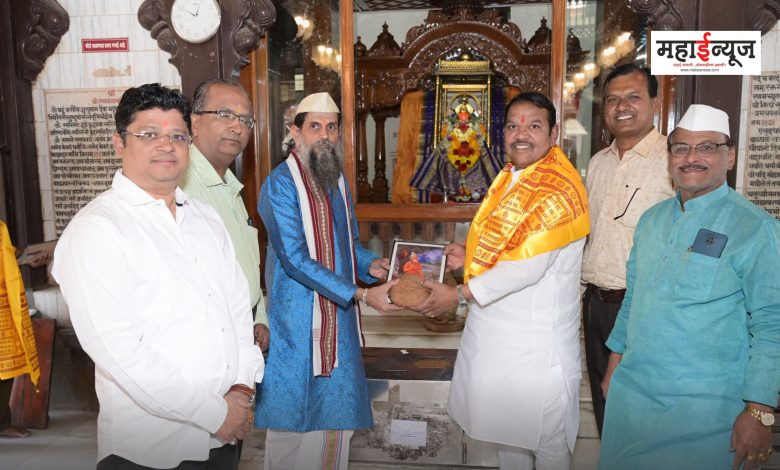 Meeting MP Barne in Chinchwad after taking blessings of Mangalmurthy