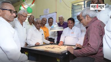 MP Barne playing carrom with senior citizens during the campaign