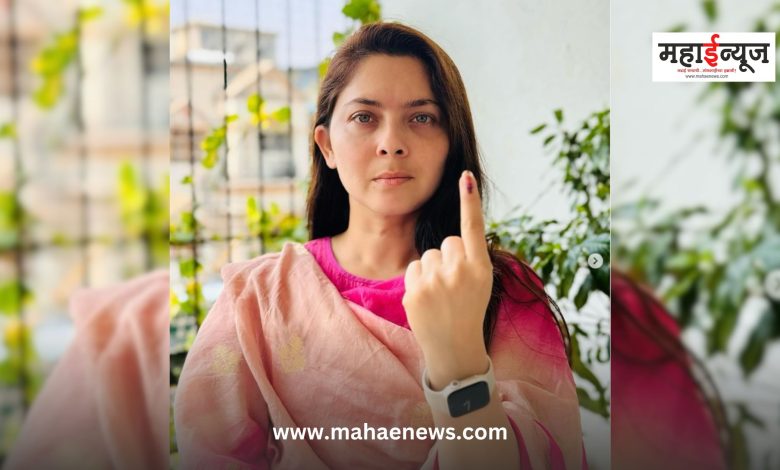 Actress Sonali Kulkarni exercised her right to vote