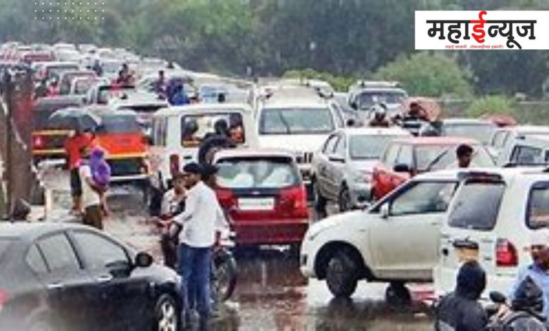 In Lonavala, summer, holidays, tourists, crowds, Traffic, due to congestion, tourists, locals are suffering,