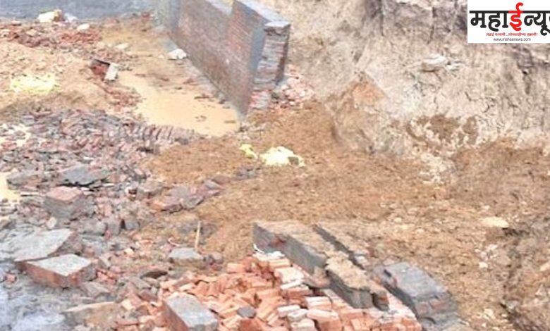 Two laborers died in an accident when the sewer wall collapsed on them