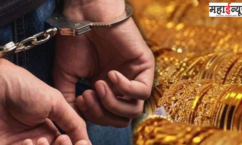 Passengers, purses, jewelry, suspects, women, arrests, limbs, ten, grams, gold,
