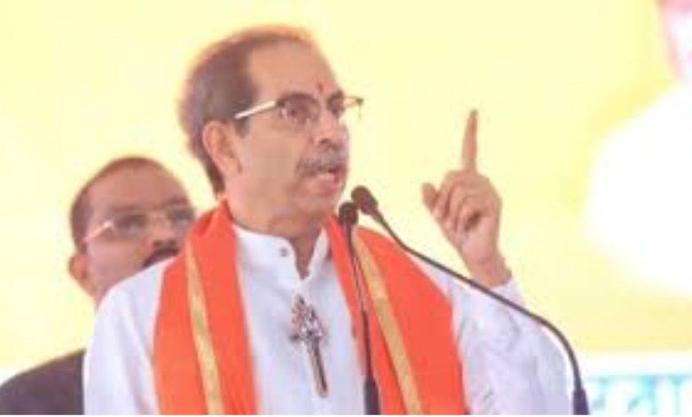 उद्धव ठाकरेंनी मुख्यमंत्री सह फडणवीस, राज ठाकरेंवरही केली टीका