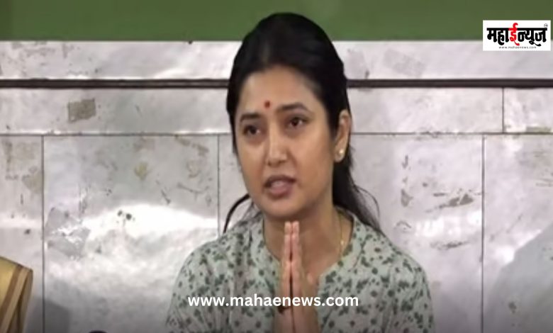 Prajakta Mali said that Suresh Dhas should publicly apologize to me.