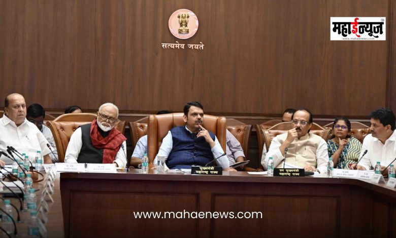 Chief Minister Devendra Fadnavis said that maximum services of the Public Health Department should be made online.