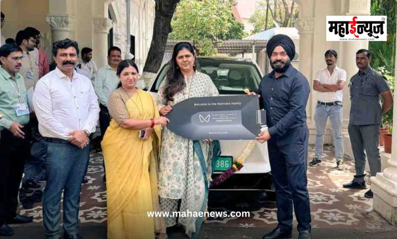 Environment Minister Pankaja Munde's journey to Vidhan Bhavan in an 'EV' car