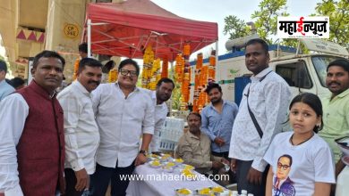 On the occasion of the birth anniversary of Bharat Ratna Dr. Babasaheb Ambedkar, the Pimpri Chinchwad Journalists' Association provided food and water services to the followers of Dr. Ambedkar.