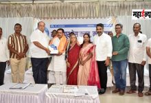 ‘Tarun Bharat Samvad’s’ Vishwas Dive receives the Outstanding Sub-Editor Award.