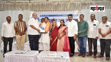 ‘Tarun Bharat Samvad’s’ Vishwas Dive receives the Outstanding Sub-Editor Award.