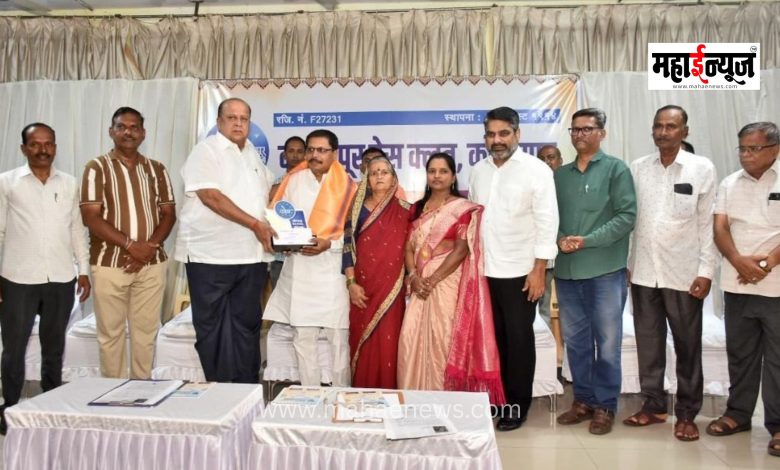 ‘Tarun Bharat Samvad’s’ Vishwas Dive receives the Outstanding Sub-Editor Award.