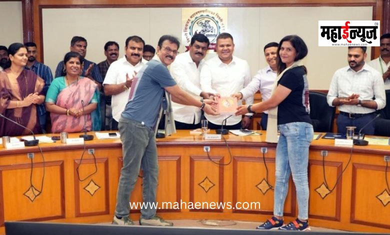 Thergaon's 'Ironman' couple felicitated by Standing Committee Chairman Abhishek Barne.
