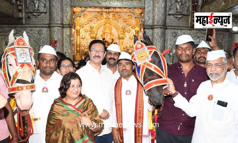 A unique tribute to ‘Dagdusheth’ Ganpati by the ceremonial horses of Mauli.