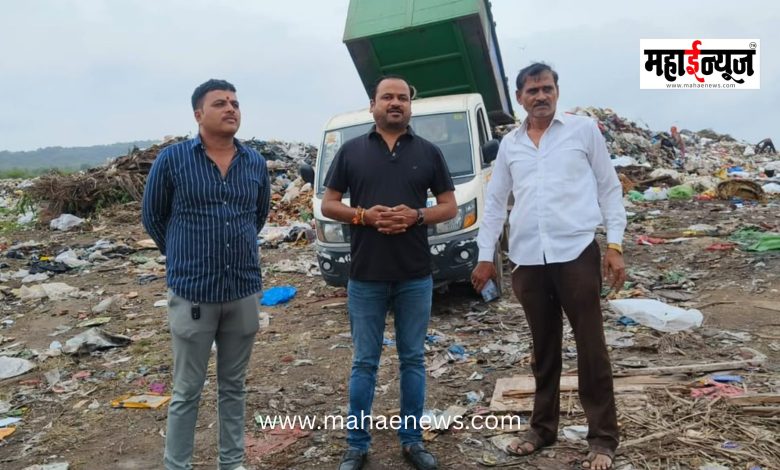 Citizens strongly oppose dumping of waste; garbage trucks blocked.