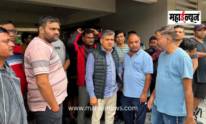 Corporator Rahul Kalate took to the field to help citizens during heavy rains!