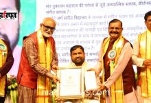 Santpith Director H.B.P. Raju Maharaj Dhore receives the ‘Pandit Vishnu Digambar Paluskar Kala Gaurav Award’.