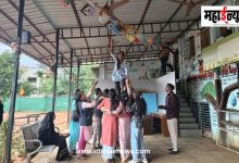 दहीहंडी फुटली अन् विद्यार्थ्यांच्या हाती आली पुस्तके!